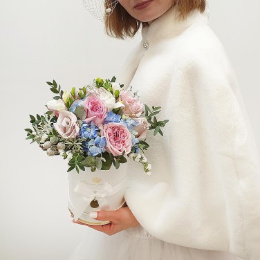 Композиция в шляпной коробке из роз, гортензии и капса