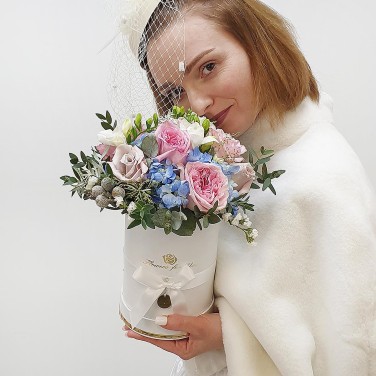 Композиция в шляпной коробке из роз, гортензии и капса