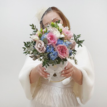 Композиция в шляпной коробке из роз, гортензии и капса