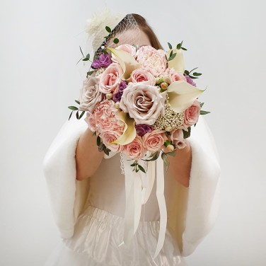 Свадебный букет из пудровых роз, калл и зелени