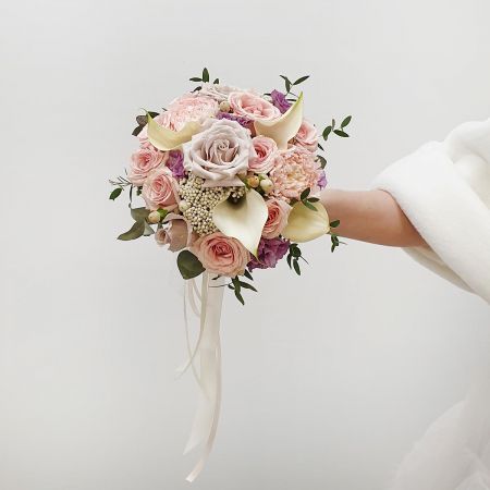 Свадебный букет из пудровых роз, калл и зелени