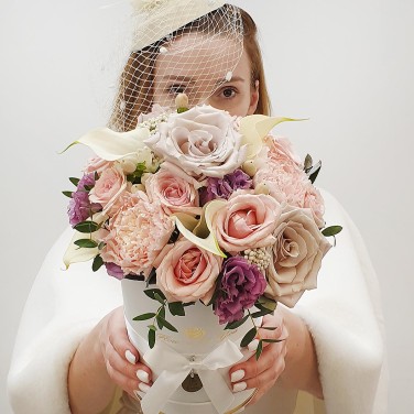 Композиция в шляпной коробке из пудровых роз, калл и зелени