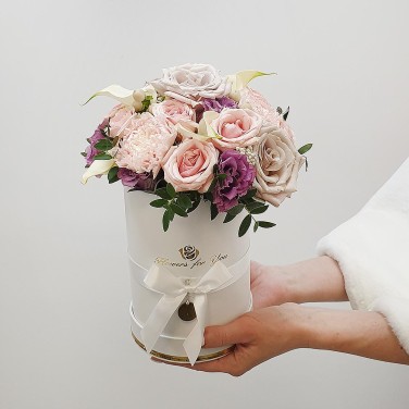 Композиция в шляпной коробке из пудровых роз, калл и зелени