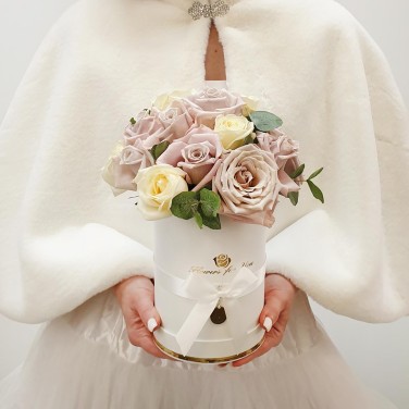 Композиция из белых и пудровых роз в шляпной коробке