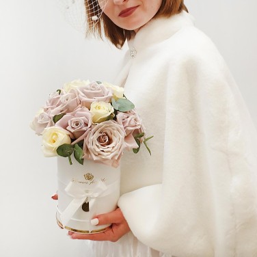 Композиция из белых и пудровых роз в шляпной коробке