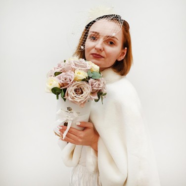 Композиция из белых и пудровых роз в шляпной коробке