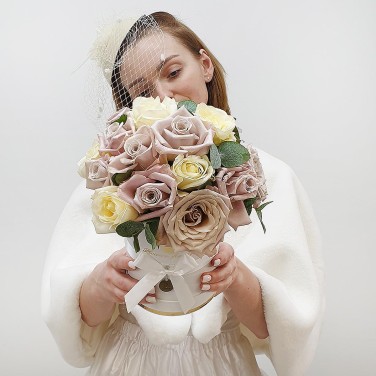 Композиция из белых и пудровых роз в шляпной коробке