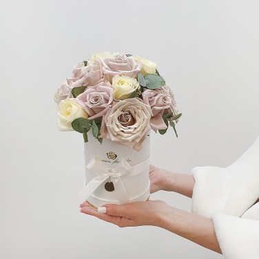 Композиция из белых и пудровых роз в шляпной коробке