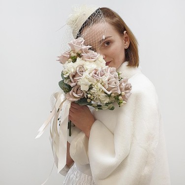 Свадебный букет из пудровых роз и белой гортензии