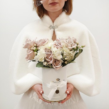 Композиция в шляпной коробке из пудровых роз и белой гортензии