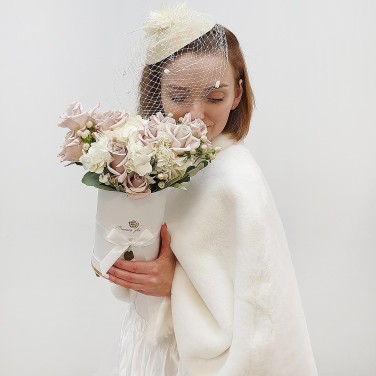 Композиция в шляпной коробке из пудровых роз и белой гортензии