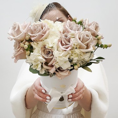 Композиция в шляпной коробке из пудровых роз и белой гортензии