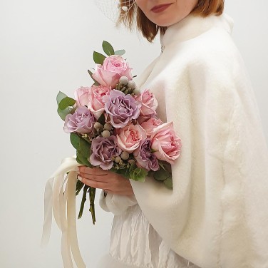 Свадебный букет из пионовидных роз, капса и эвкалипта