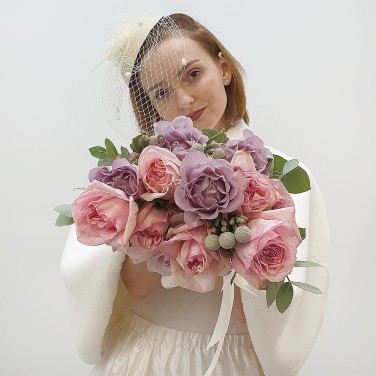 Свадебный букет из пионовидных роз, капса и эвкалипта