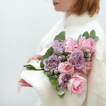 Свадебный букет из пионовидных роз, капса и эвкалипта