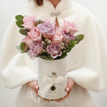 Пионовидные розы и капс в шляпной коробке