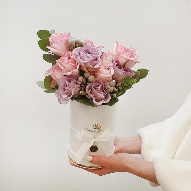 Пионовидные розы и капс в шляпной коробке