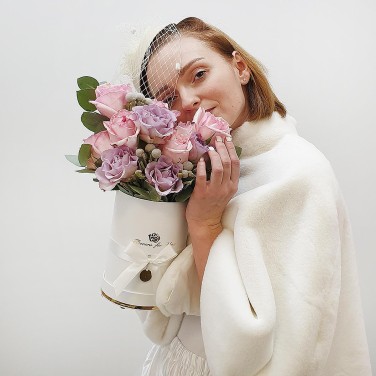 Пионовидные розы и капс в шляпной коробке