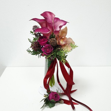 Букет невесты из калл, орхидеи и плодов