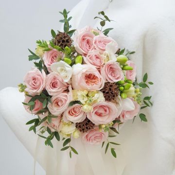 Розовый свадебный букет из кустовых роз и зелени