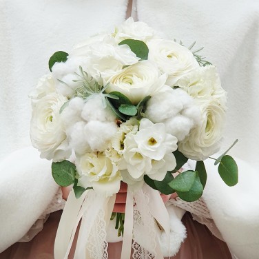 Белый букет невесты из ранункулюсов и хлопка Пломбир