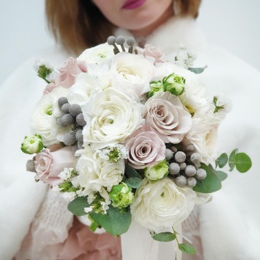 Букет невесты из пудровых роз и ранункулюсов