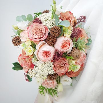 Зимний букет невесты из роз каппучино и шишек