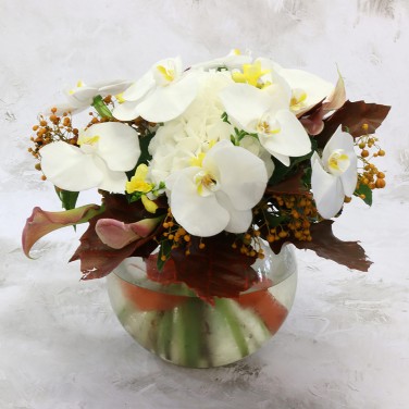 Интересный букет с орхидеями фаленопсис