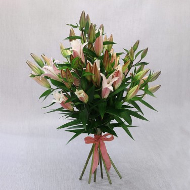 Букет из 9 восточных лилий