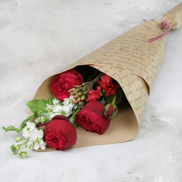 Букет кулек с красными пионовидными розами