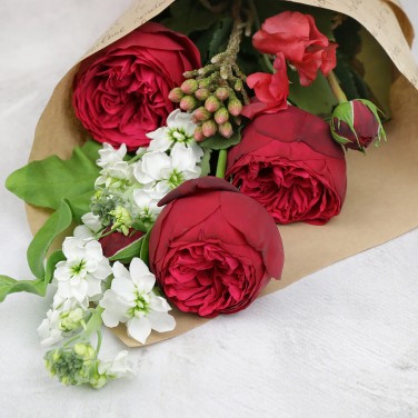 Букет кулек с красными пионовидными розами