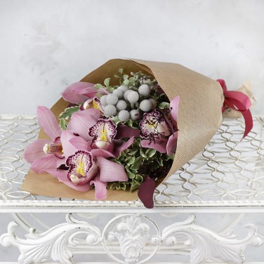 Букет из орхидеи и брунии в крафте