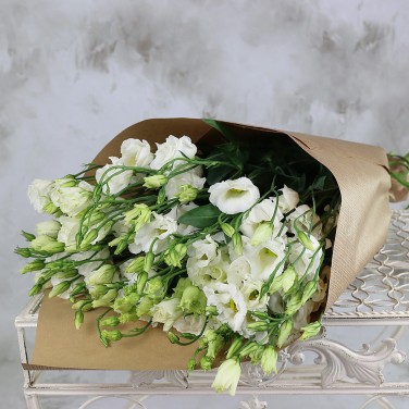 Букет из 9 белых эустом в крафте