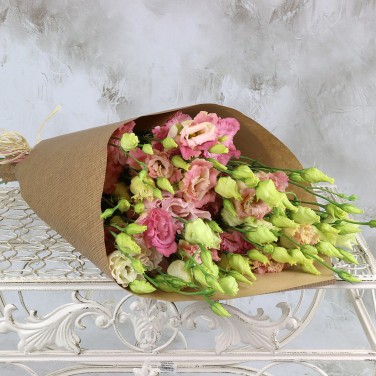 Розовая эустома в крафте