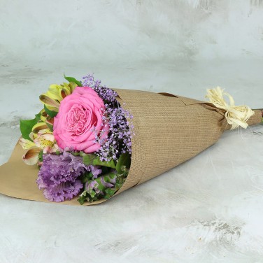 Букет комплимент в крафте с брассикой