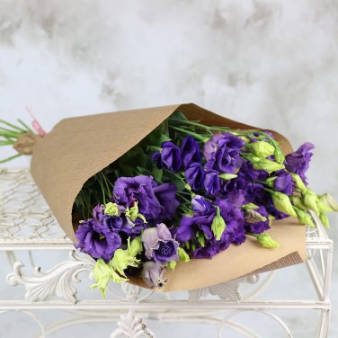 Синяя эустома в крафте