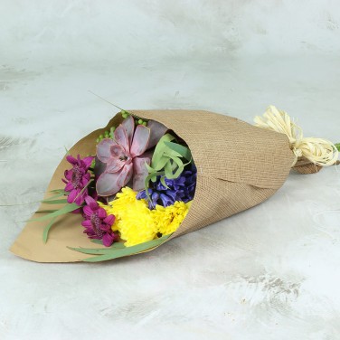 Эхеверия и хризантемы в крафте