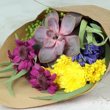 Эхеверия и хризантемы в крафте