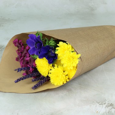 Букет в крафте из хризантем и пшеницы