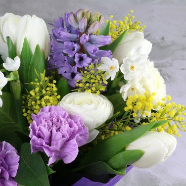 Весенний букет из тюльпанов, гиацинтов и мимозы