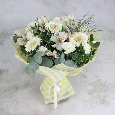 Букет из белых гермини с альстромериями