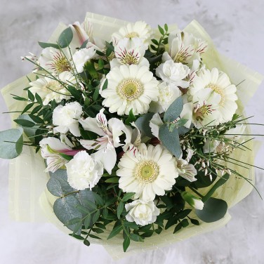 Букет из белых гермини с альстромериями