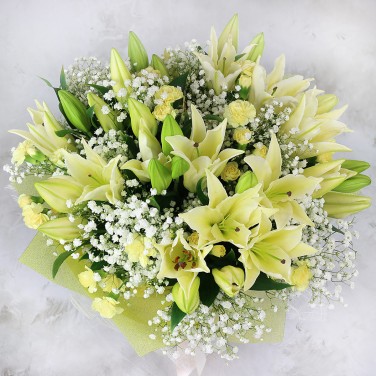 Ароматный букет из лилий и гипсофилы