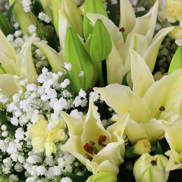 Ароматный букет из лилий и гипсофилы