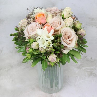 Необычный букет из пудровых роз и рубуса