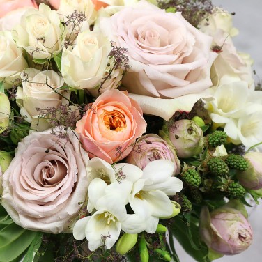 Необычный букет из пудровых роз и рубуса