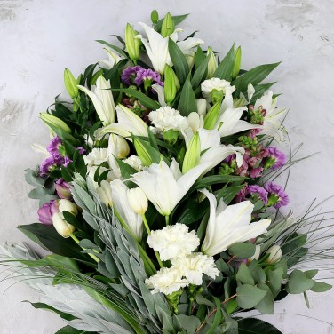 Траурная композиция из лилий