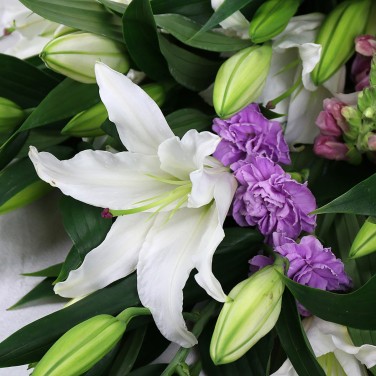 Траурная композиция из лилий