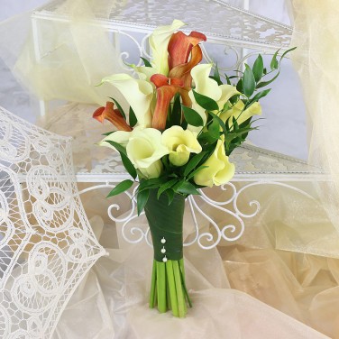 Букет из 15 калл с рускусом