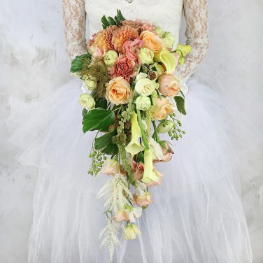 Необычный каскадный кремовый букет невесты